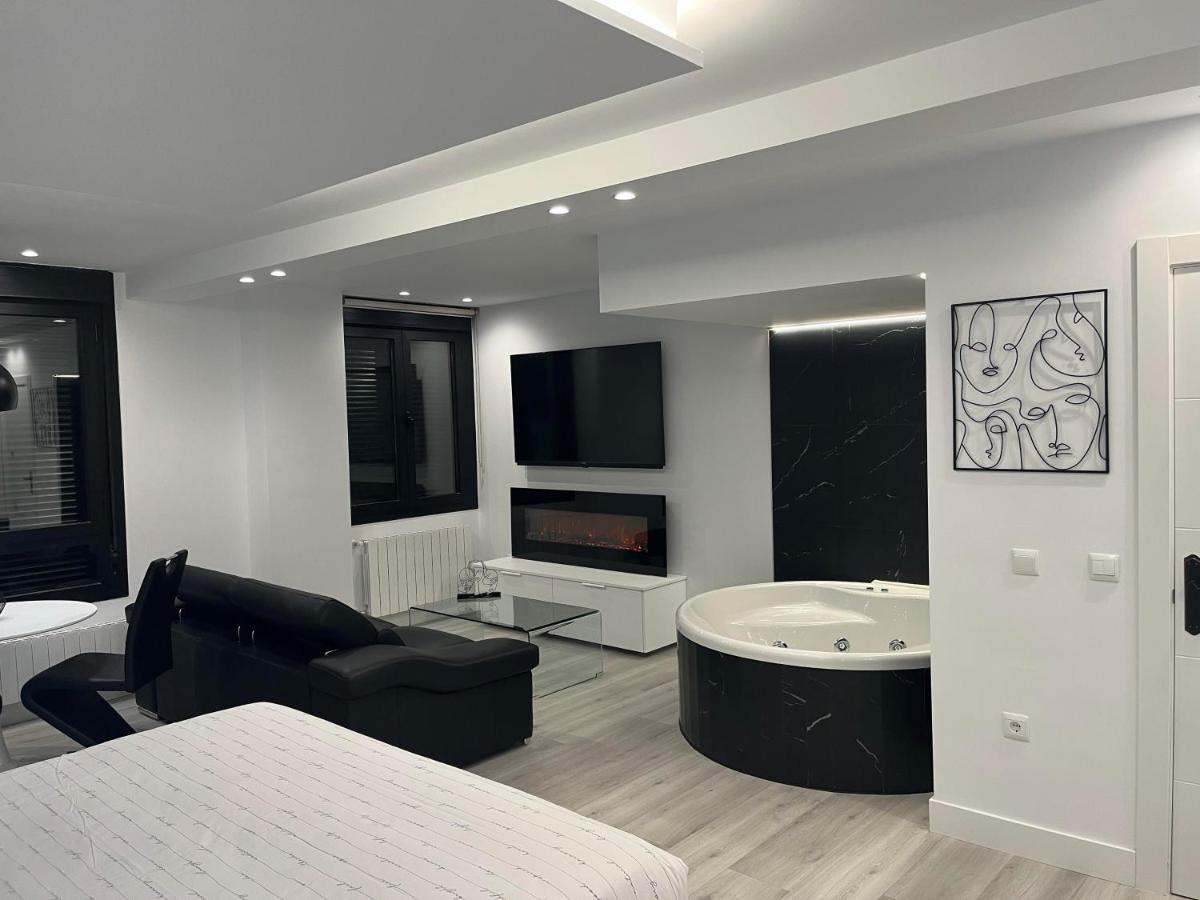 Black And White Suite "La Marinera" Castro Urdiales Exterior photo